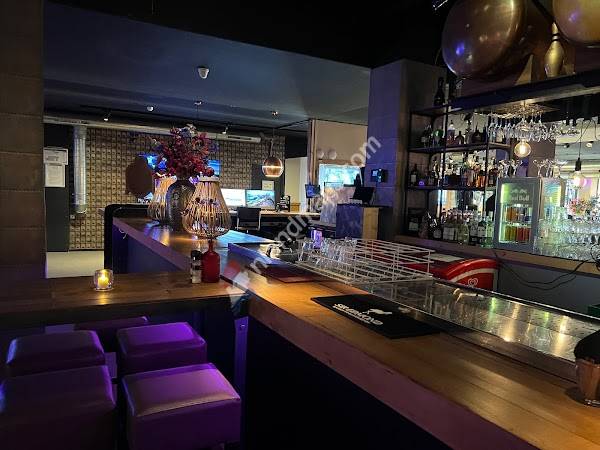 Bally's Bar, Grill & Bowling