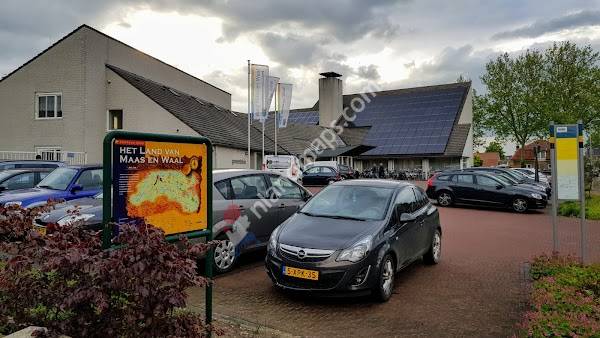 Beneden-Leeuwen, Gemeentehuis