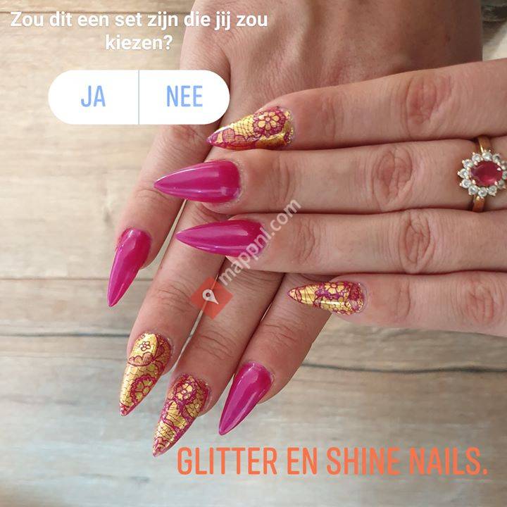 Glitter en shine nails.
