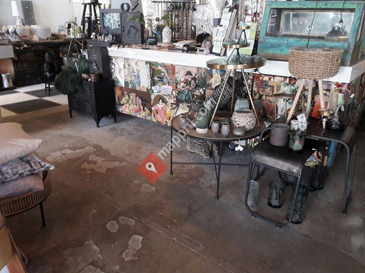 Monique Huis op stelten