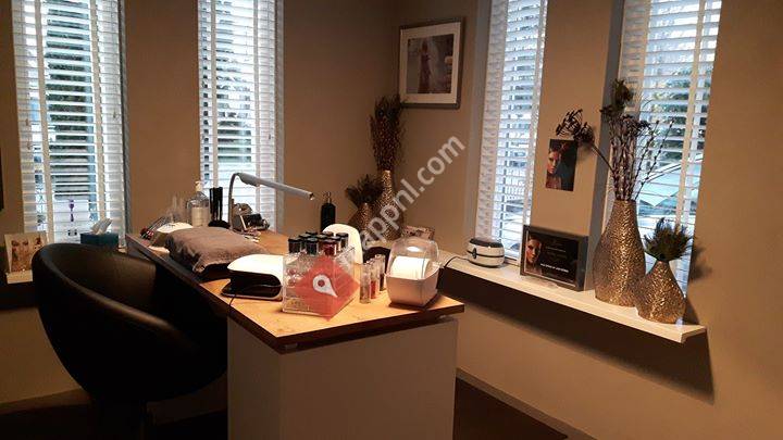 Nails & Lashes By Annemieke