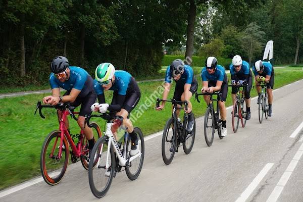 TD sportswear - Ontwerp fietskleding, hardloopkleding, voetbal outfits, tennis sets, triathlon kleding en fitness outfits.