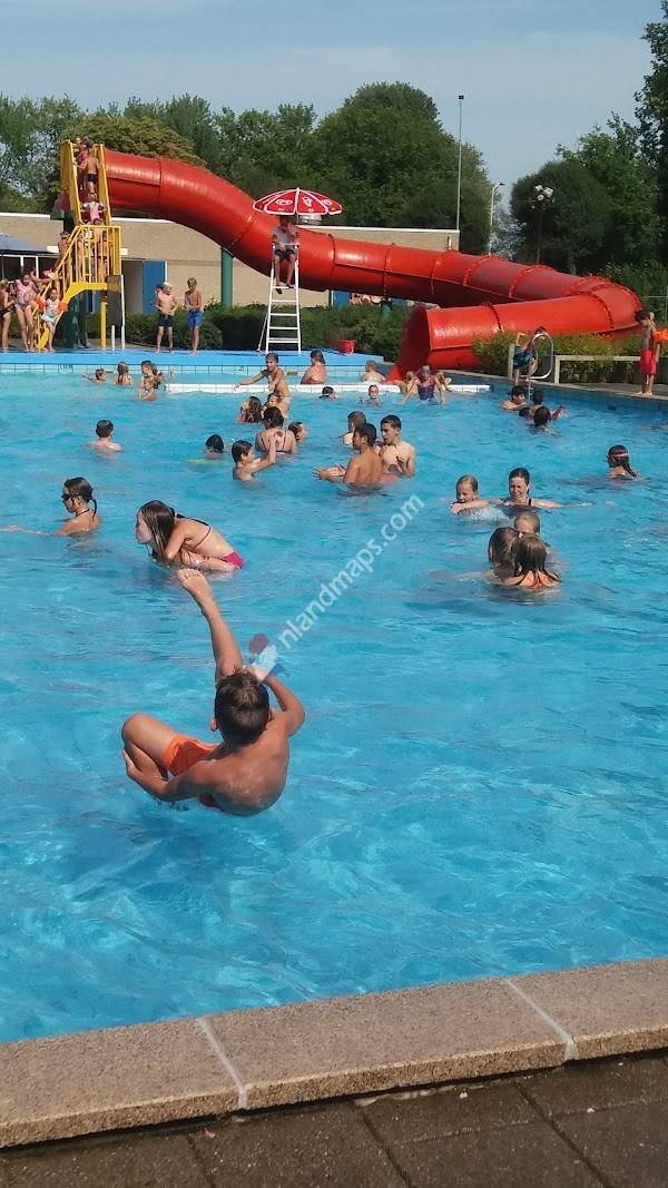 Zwembad de Diepsteeckel met variabele open-sluitingstijden. Zie website Gemeente Someren.