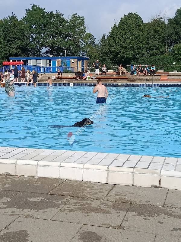 Zwembad De Ganzewiel